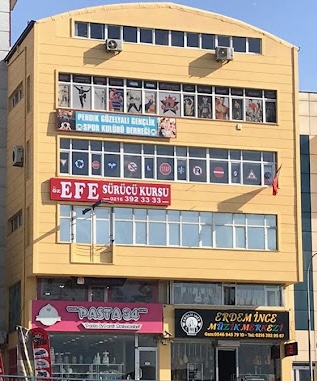 ÖZ EFE Sürücü Kursu’nun Güzelyalı Yanyol Caddesi’ndeki binası; cephede kırmızı ÖZ EFE tabelası